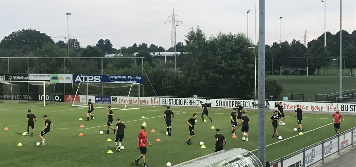 DE BAL ROLT WEER BIJ SV SCHALKHAAR!